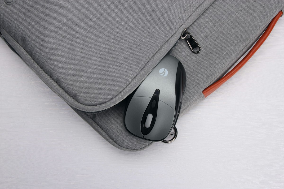 Laptop bag with a padded sleeve compartment