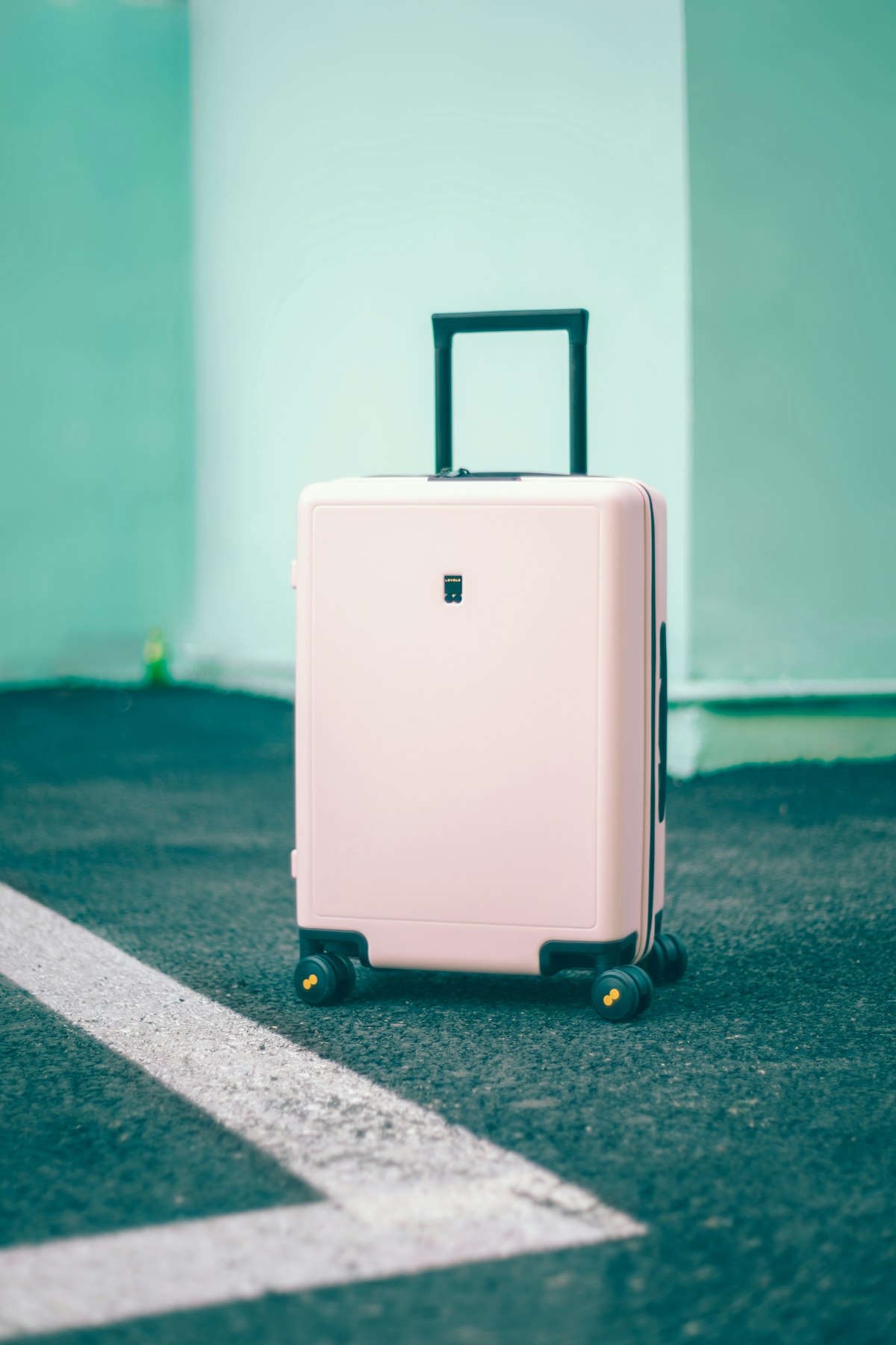 Soft luggage bag with reinforced corners